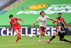 易游体育官网入口-阿森纳训练开放日；冲刺阶段回应争议引欢呼；社区盾在即；心理建设被强调