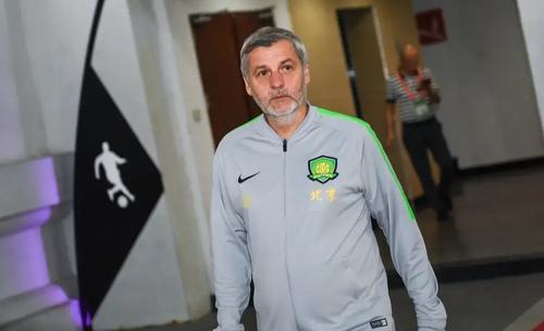 转会期体能课后，里昂主帅复盘备战亚冠，更衣室稳定，赛季目标并未改变