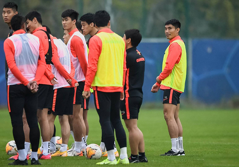 西汉姆训练开放日，集结日临场应变引欢呼，中超在即，训练强度明显提升