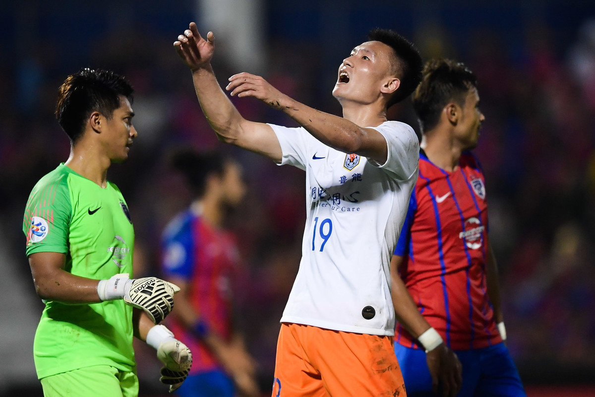 西汉姆训练开放日，集结日临场应变引欢呼，中超在即，训练强度明显提升